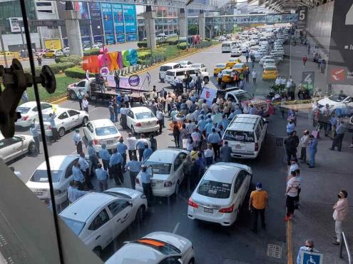 Taxistas protesta en la CDMX, piden regulación de servicios por aplicación