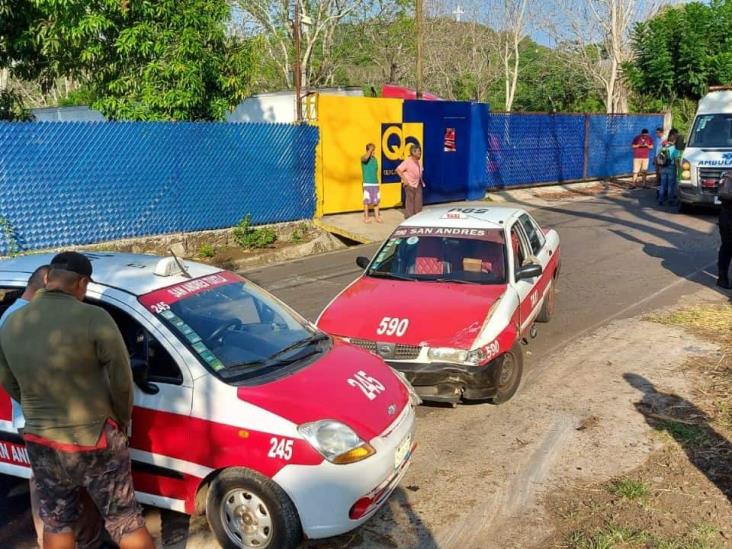 Taxistas chocan en San Andrés Tuxtla, hay 4 pasajeros lesionados