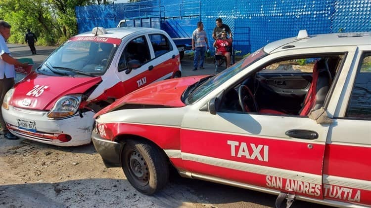Taxistas chocan en San Andrés Tuxtla, hay 4 pasajeros lesionados