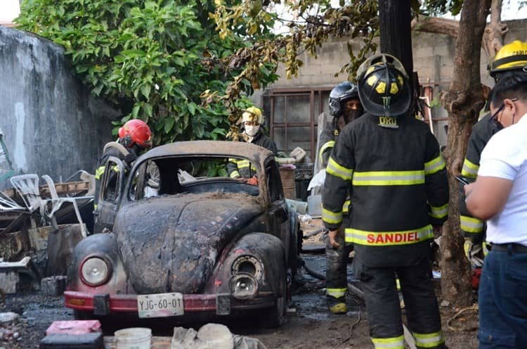 Automóvil se incendia dentro de un taller mecánico en Veracruz