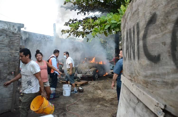 Automóvil se incendia dentro de un taller mecánico en Veracruz