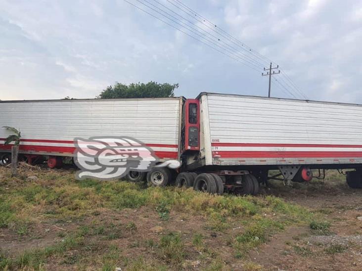 Tráiler se sale de la carretera y choca contra vías del tren en Ixtaczoquitlán