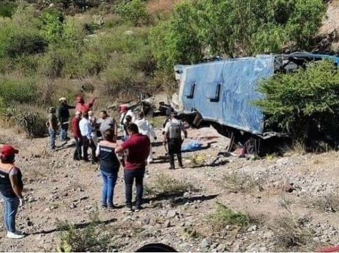 Volcadura de autobús con migrantes deja 6 muertos y 15 heridos, en San Luis Potosí