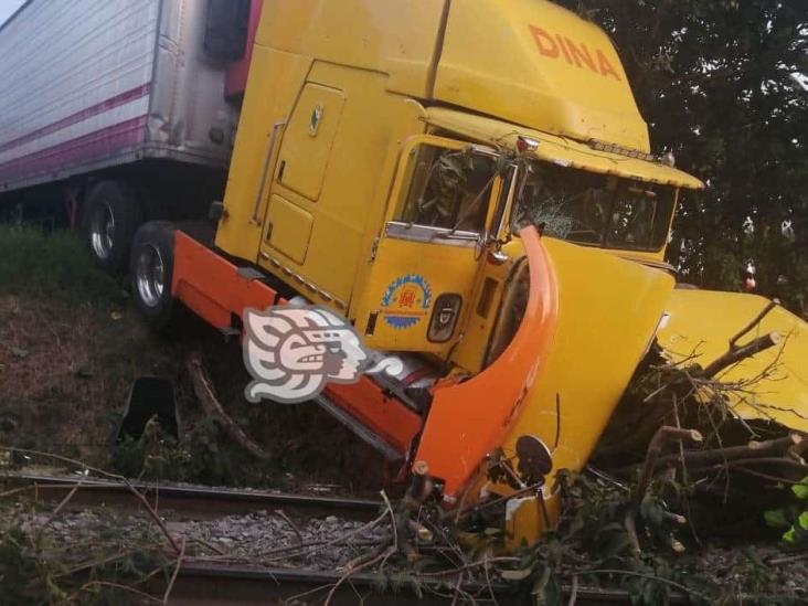 Tráiler se sale de la carretera y choca contra vías del tren en Ixtaczoquitlán