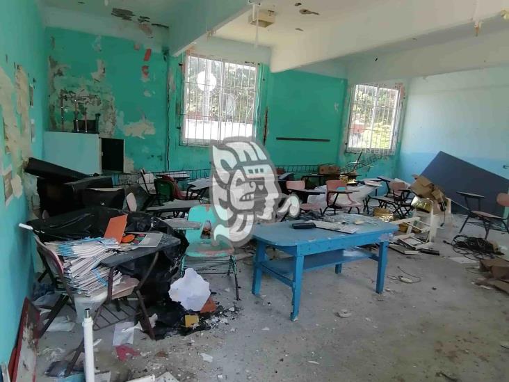 A pedazos se cae la primer escuela de Coatzacoalcos