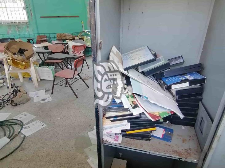 A pedazos se cae la primer escuela de Coatzacoalcos