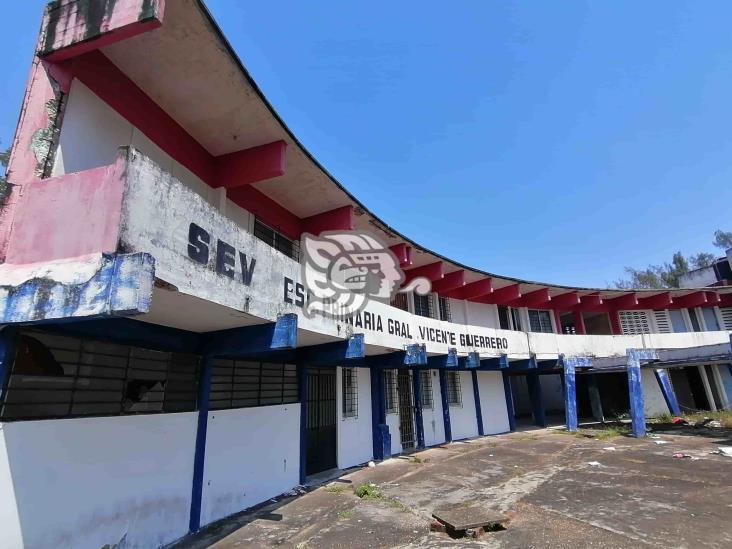 A pedazos se cae la primer escuela de Coatzacoalcos