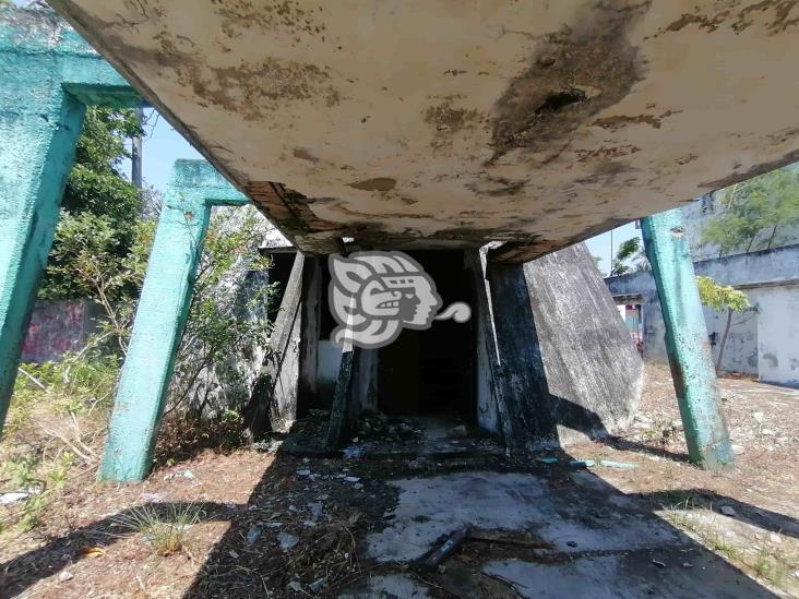 A pedazos se cae la primer escuela de Coatzacoalcos