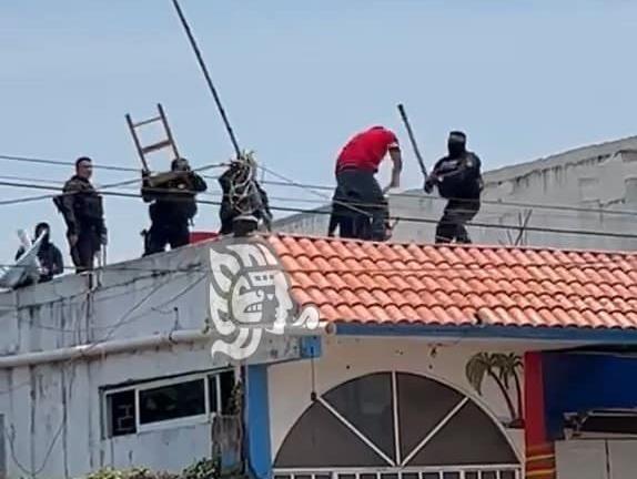 Montoneros; hombre se enfrenta a palazos con policías y lo detienen, en Coatza