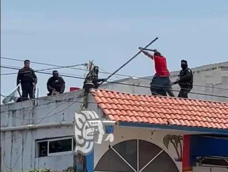 Montoneros; hombre se enfrenta a palazos con policías y lo detienen, en Coatza