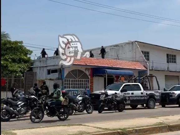 Montoneros; hombre se enfrenta a palazos con policías y lo detienen, en Coatza