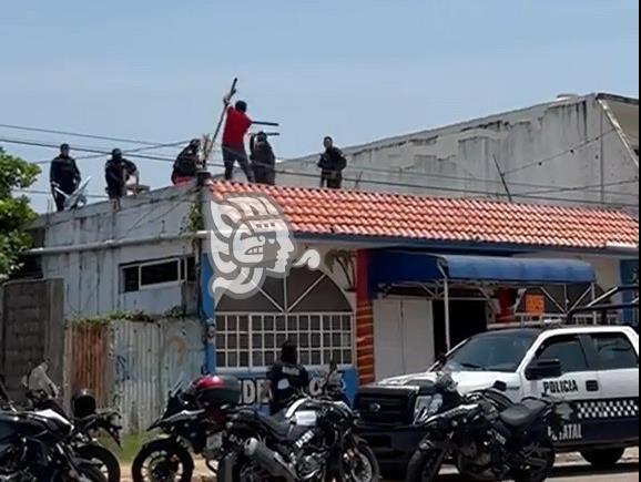 Montoneros; hombre se enfrenta a palazos con policías y lo detienen, en Coatza