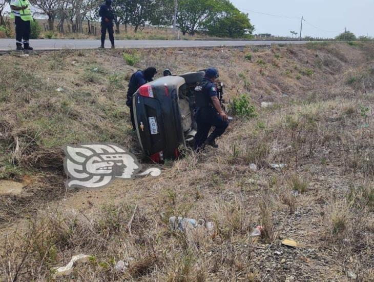 Volcadura sobre la autopista, entre Acayucan y Rodríguez Clara