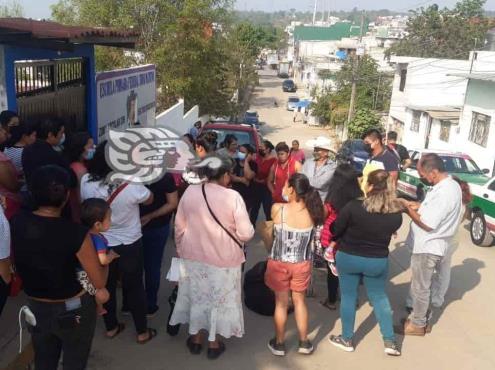 Piden mantener a director de primaria Luis Donaldo Murrieta en Xalapa