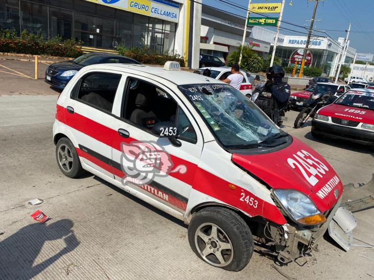 Aparatoso accidente entre taxis en la Justo Sierra; un herido