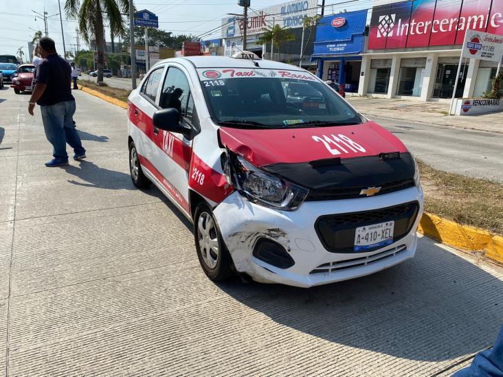 Aparatoso accidente entre taxis en la Justo Sierra; un herido