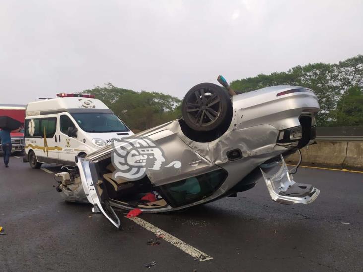 Automovilista, lesionado tras volcar su auto en libramiento Xalapa-Perote