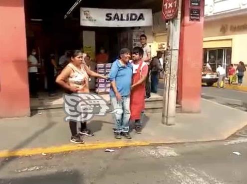 Comerciantes entregan a la policía a sujeto que acosaba a joven mujer en Orizaba
