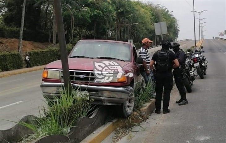 Camioneta termina sobre el camellón del bulevar Tratados de Córdoba