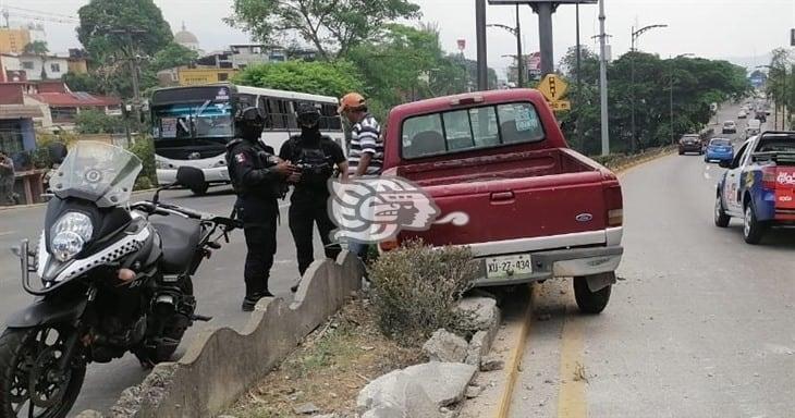 Camioneta termina sobre el camellón del bulevar Tratados de Córdoba