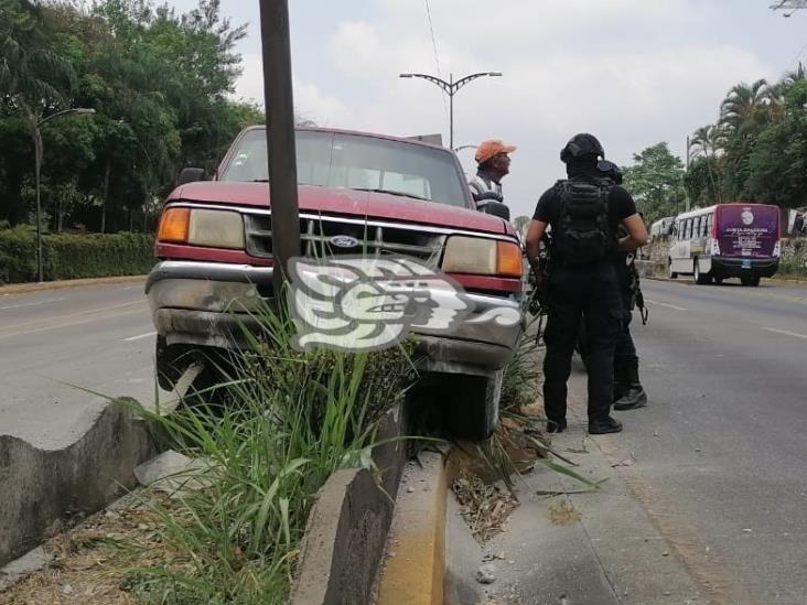 Camioneta termina sobre el camellón del bulevar Tratados de Córdoba