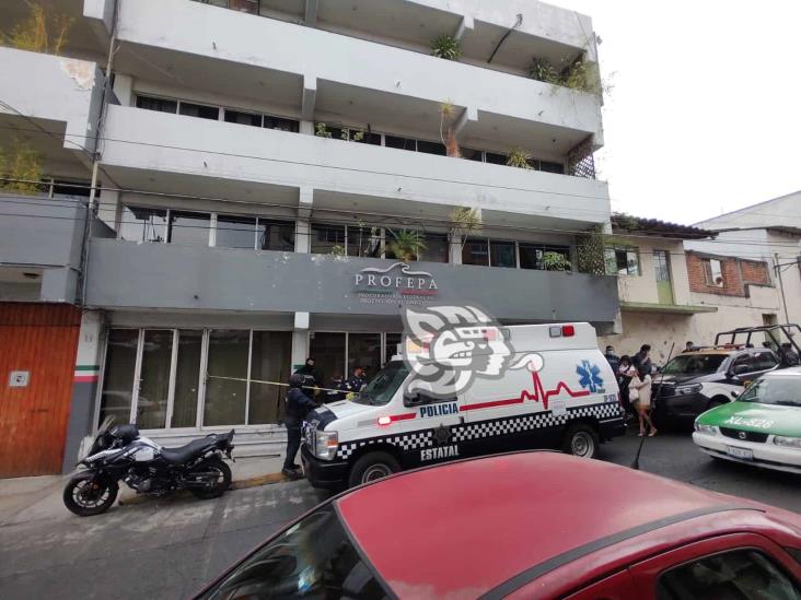 ¡En Xalapa! Muere elemento del IPAX dentro de las oficinas de Profepa