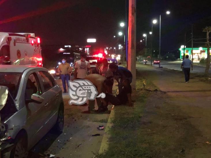 Auto queda destrozado en fatal choque en Coatza; 6 heridos