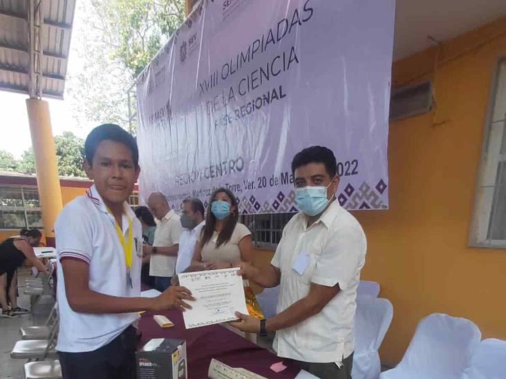 Estudiante del Telebachillerato de Salmoral gana primer lugar en concurso de química