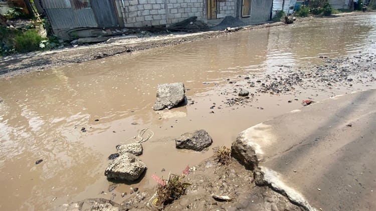 Reportan vecinos calle inundada en Dos Caminos