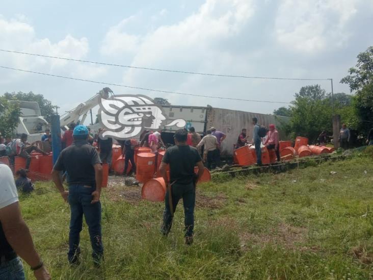 Vuelca tráiler en curvas de Rafael Lucio, sobre la Xalapa-Perote