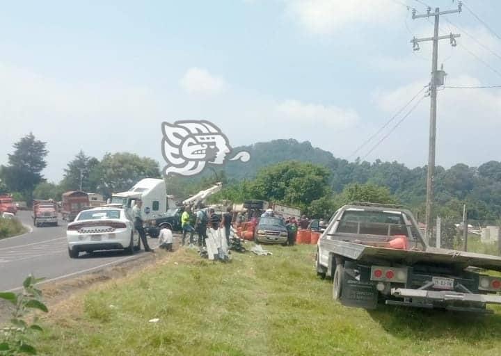 Vuelca tráiler en curvas de Rafael Lucio, sobre la Xalapa-Perote