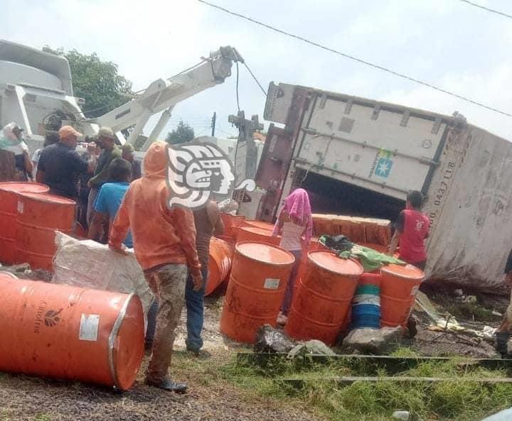 Vuelca tráiler en curvas de Rafael Lucio, sobre la Xalapa-Perote