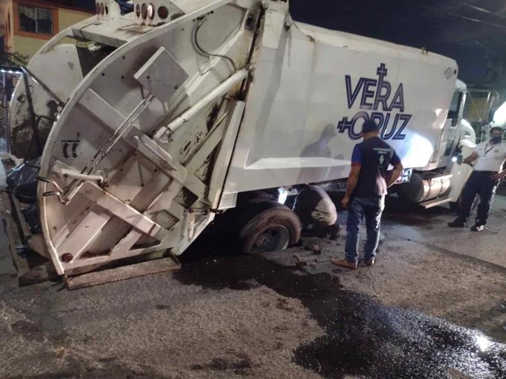 Camión de limpia pública cae en socavón en la zona del Coyol en Veracruz