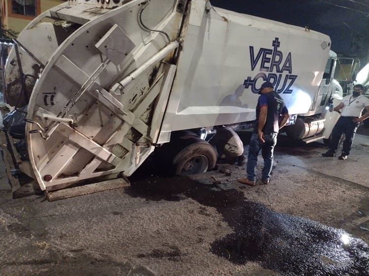 Camión de limpia pública cae en socavón en la zona del Coyol en Veracruz