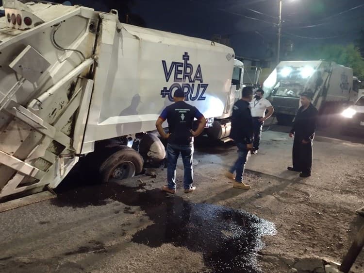 Camión de limpia pública cae en socavón en la zona del Coyol en Veracruz