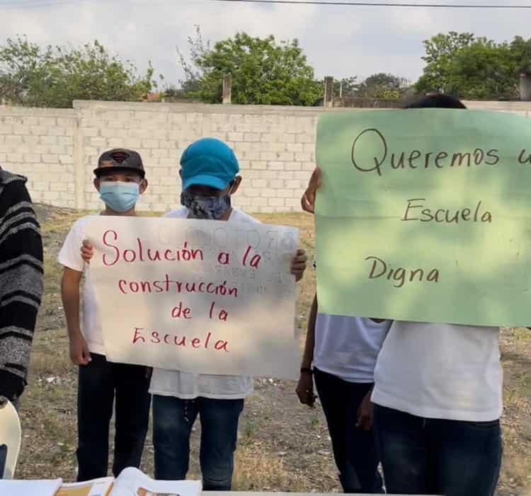 Por la falta de infraestructura alumnos toman sus clases debajo de un árbol