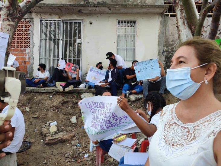 Por la falta de infraestructura alumnos toman sus clases debajo de un árbol