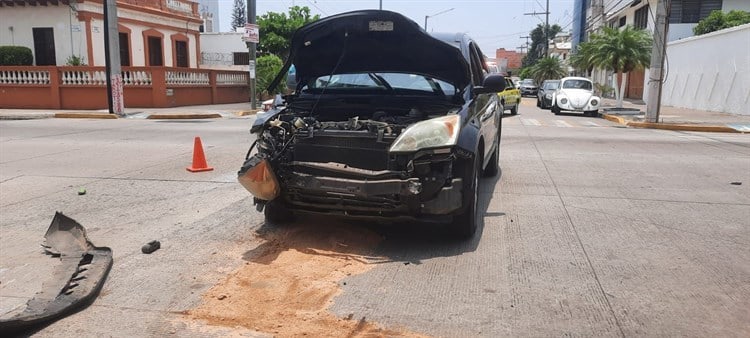 Camioneta choca con camión de carga tras ganarle el paso en calles de Veracruz