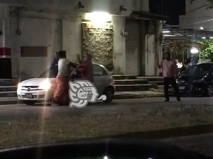 En Coatzacoalcos, se pelean a puño cerrado afuera de un bar