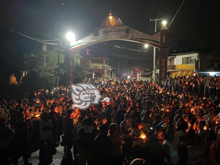 Con flores y veladoras, marchan y oran en Tlaltetela por el regreso de Viridiana