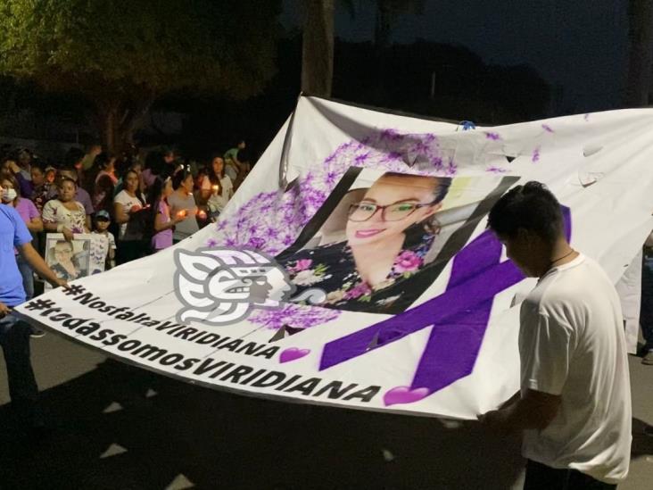 Con flores y veladoras, marchan y oran en Tlaltetela por el regreso de Viridiana