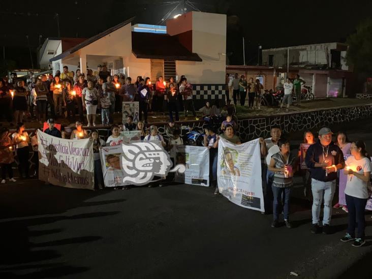 Con flores y veladoras, marchan y oran en Tlaltetela por el regreso de Viridiana