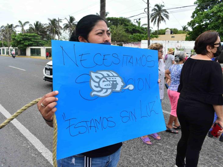 Colonos en Coatzacoalcos bloquean avenida por falta de luz