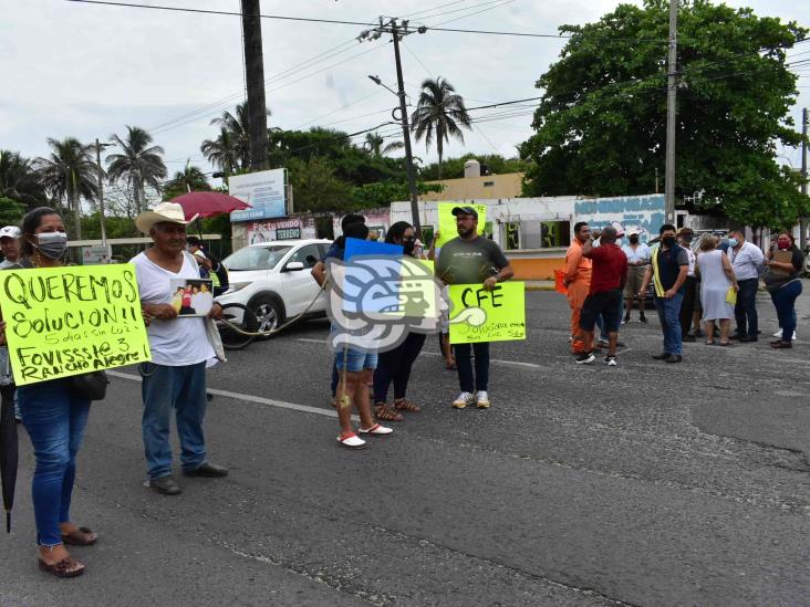 Colonos en Coatzacoalcos bloquean avenida por falta de luz