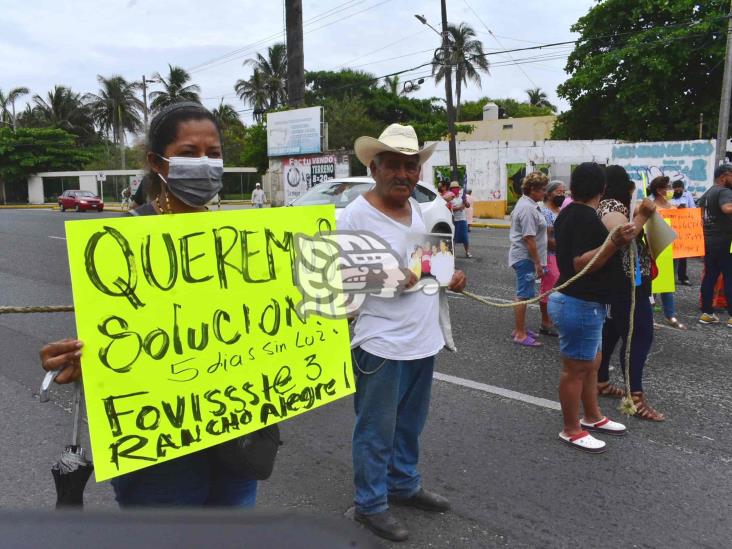 Colonos en Coatzacoalcos bloquean avenida por falta de luz