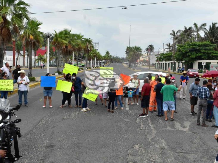 Colonos en Coatzacoalcos bloquean avenida por falta de luz