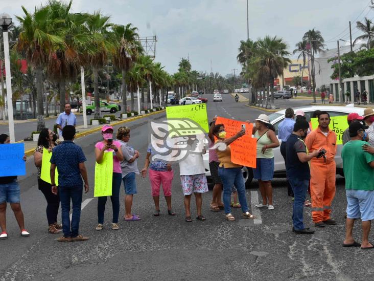 Colonos en Coatzacoalcos bloquean avenida por falta de luz