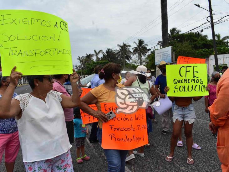 Colonos en Coatzacoalcos bloquean avenida por falta de luz