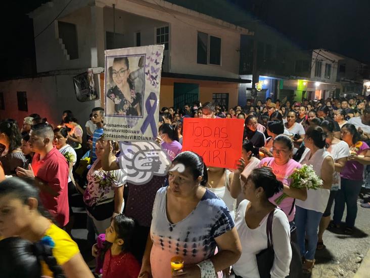 Con flores y veladoras, marchan y oran en Tlaltetela por el regreso de Viridiana