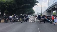 Motorepartidores bloquean salida y centro de Xalapa por acoso de SSP